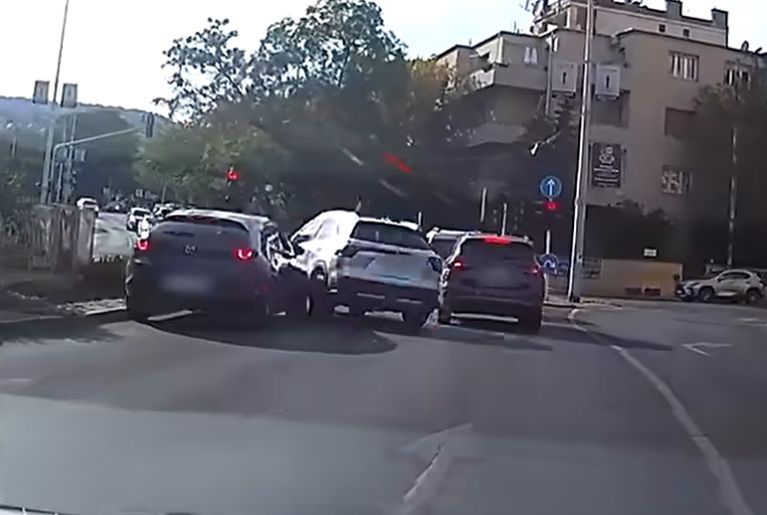 Sávot váltott a Mazda előtt, ami nekirohant – majd letarolta a jelzőlámpát a suzukis 