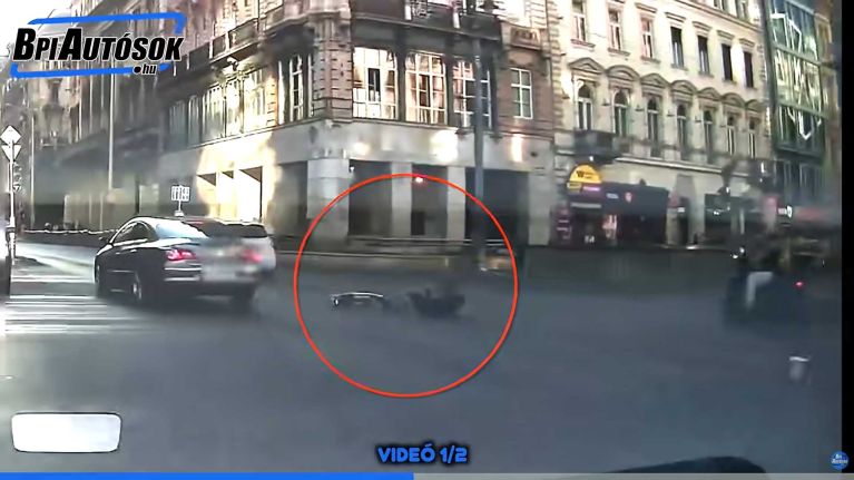 KERESTE A BAJT A ROLLERES – autóval ütközött az Astoriánál