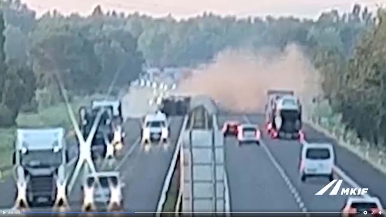 Egy pillanat alatt keresztbe feküdt a kamion az autópályán - videó
