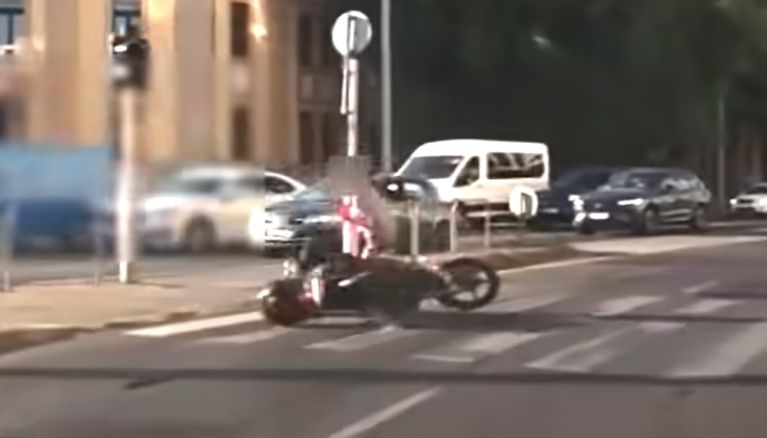 Nem tudta elkerülni a gázolást a motoros – szabálytalan gyalogos okozott balesetet a Váci úton - videó