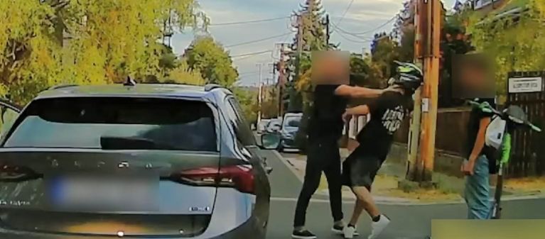 TETTLEGESSÉGIG FAJULT: Ketten mentek egy rolleren, de elsőbbségük volt – kiakadt a skodás - videó