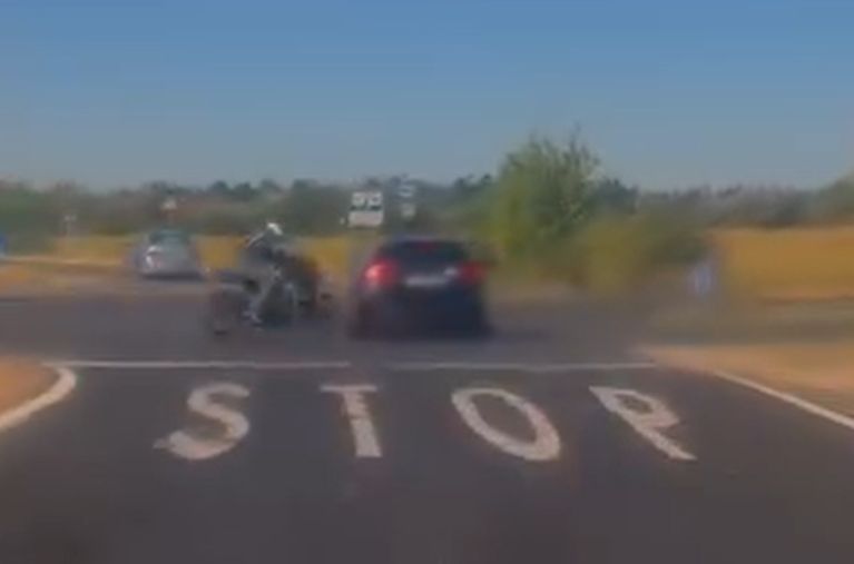 Felvétel a szabálytalan autó oldalába becsapódó motorosról - videó