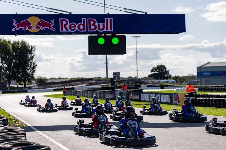 Verstappen száz gokartos ellen versenyez
