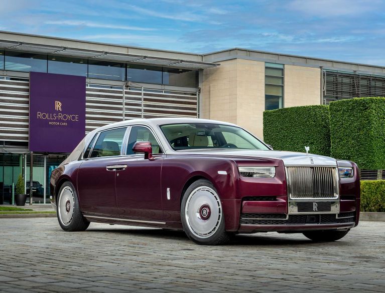 Kagylóhéjból készült kolibri intarziával nyűgözi le a tulajdonosát a Rolls-Royce Phantom Hummingbird