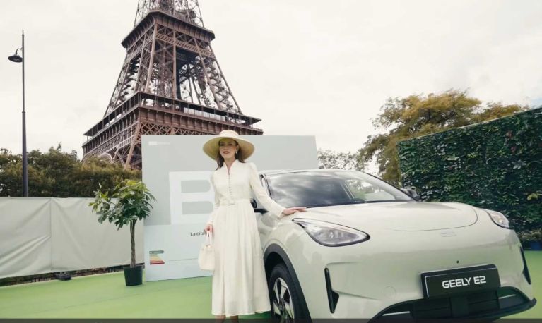 A Geely E2 már Párizst is meghódította: az Eiffel-torony tövében mutatkozott be az elektromos kisautó