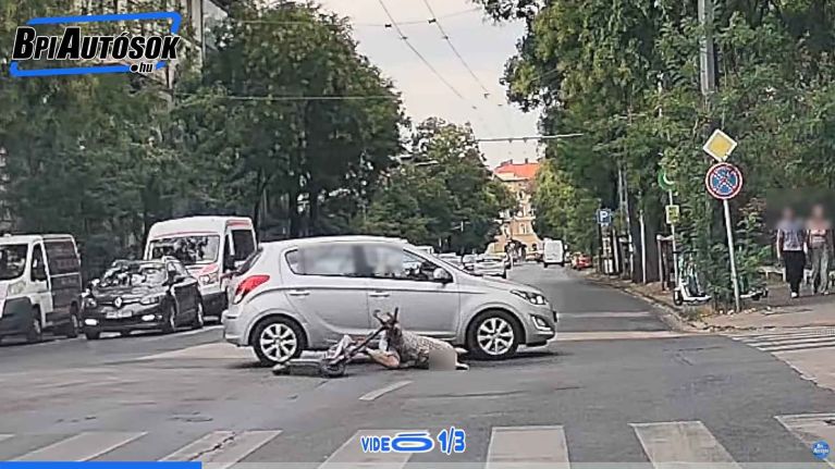 Ismét lefejelte a betont egy rolleres – Autó sodorta el, sisak nélkül zuhant az aszfaltra - videó