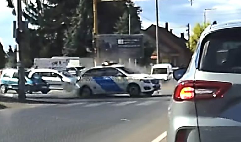 Rendőrautóval ütközött egy furgon Székesfehérváron 