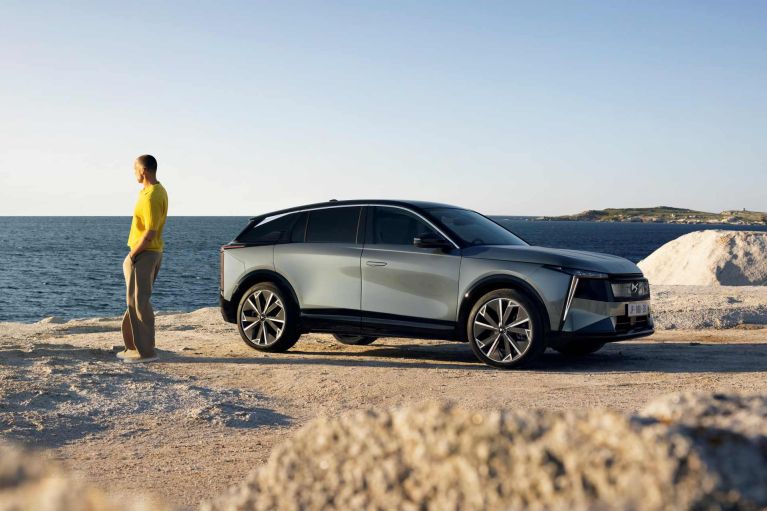 Párizs lázban ég a DS Automobiles: merész koncepcióautóval és új zászlóshajóval készül a Párizsi Autószalonra