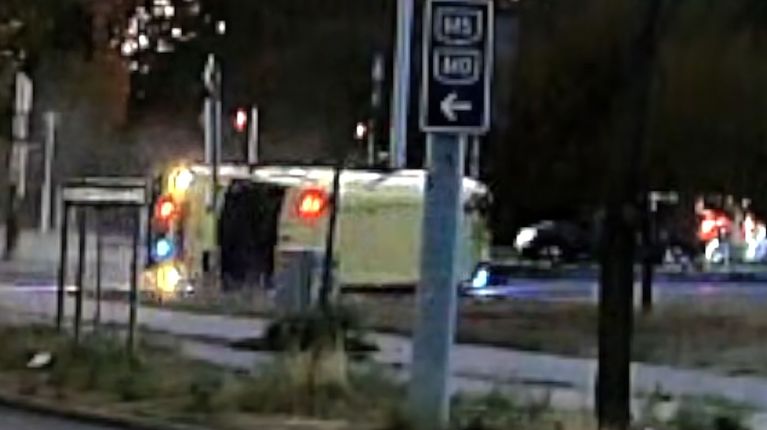 Két szögből is megkaptuk a mentőbaleset felvételét – így ütközött és borult fel a mentő a Gyáli úton 