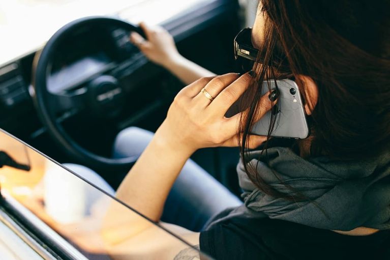 Ellenőrzi a rendőrség a vezetés közbeni mobilozást