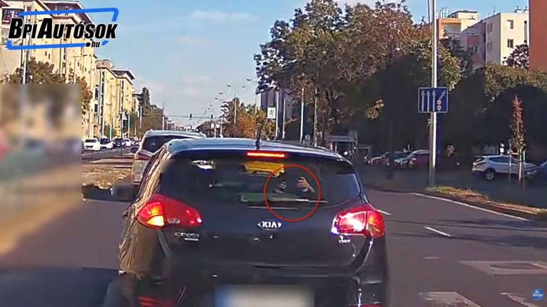 Gyerek ült mellette, mégis begőzölt! Üldözte, majd megállásra kényszerítette a taxist az Üllői úton 