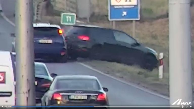 Egy pillanat alatt az árokba lökték a műszaki hibás autó miatt - videó