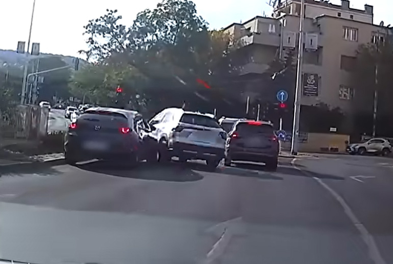 Sávot váltott a Mazda előtt, ami nekirohant – majd letarolta a jelzőlámpát a suzukis 