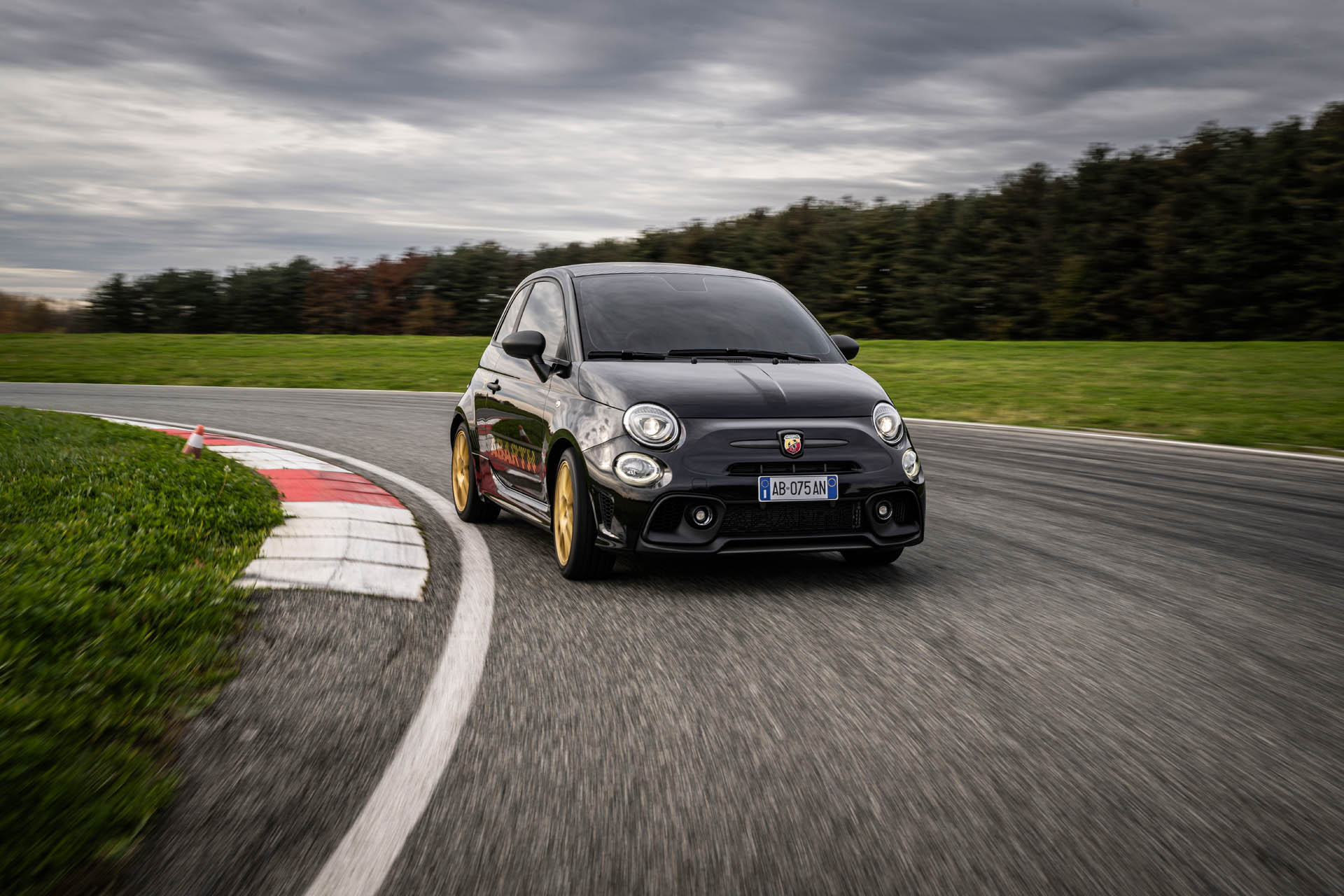 Abarth 75 Anniversario 02