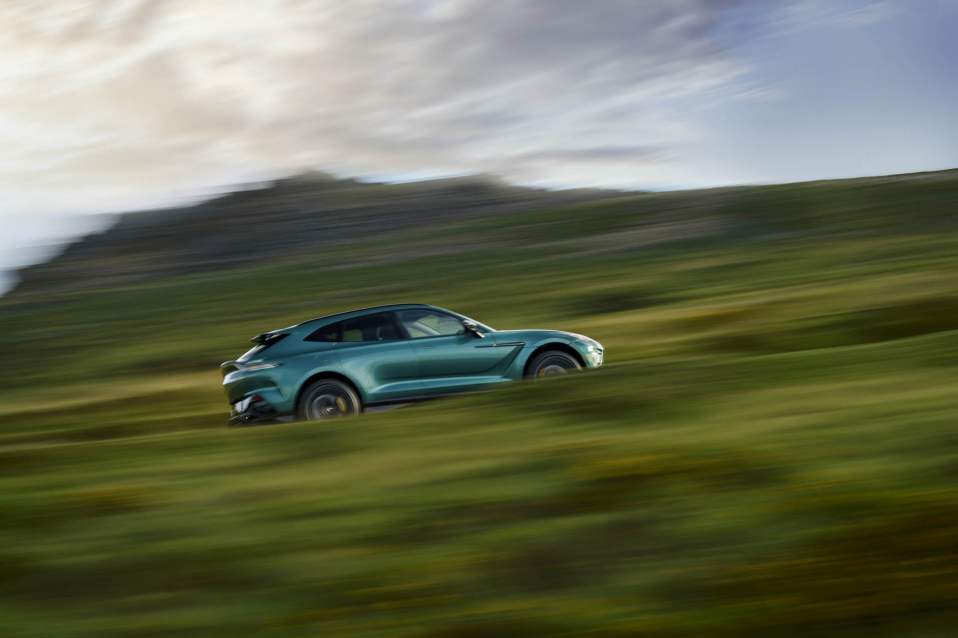 astonmartinDBX707a