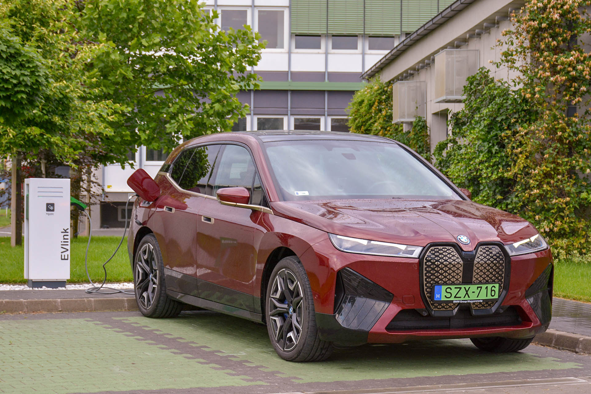 bmwiX50-2022r