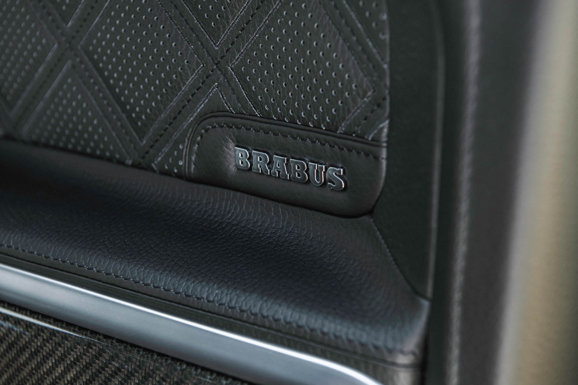 BRABUS 800 4x4 Superblack 77