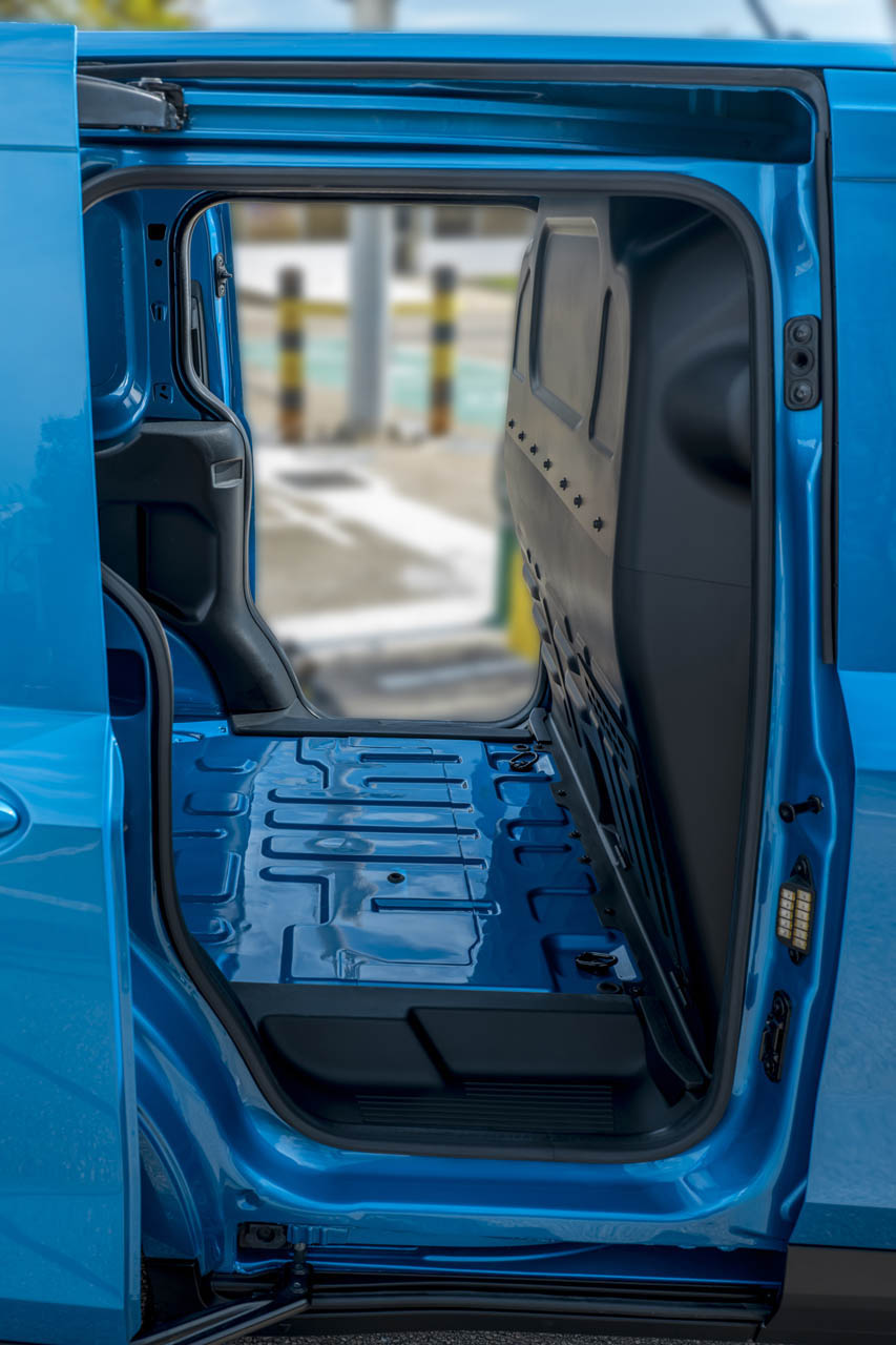 FORD E-TRANSIT COURIER 2023 09