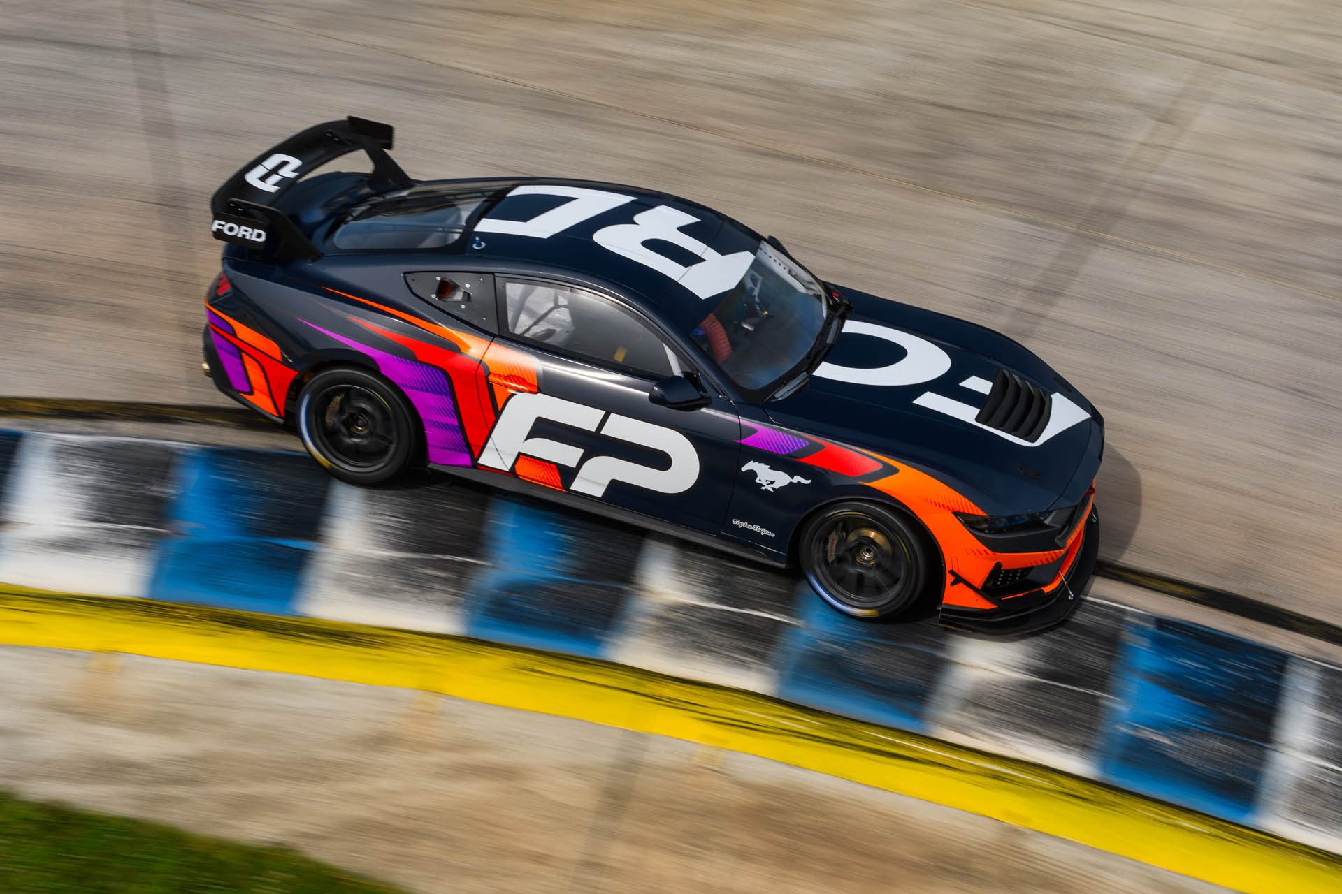 Ford Mustang GT4 15