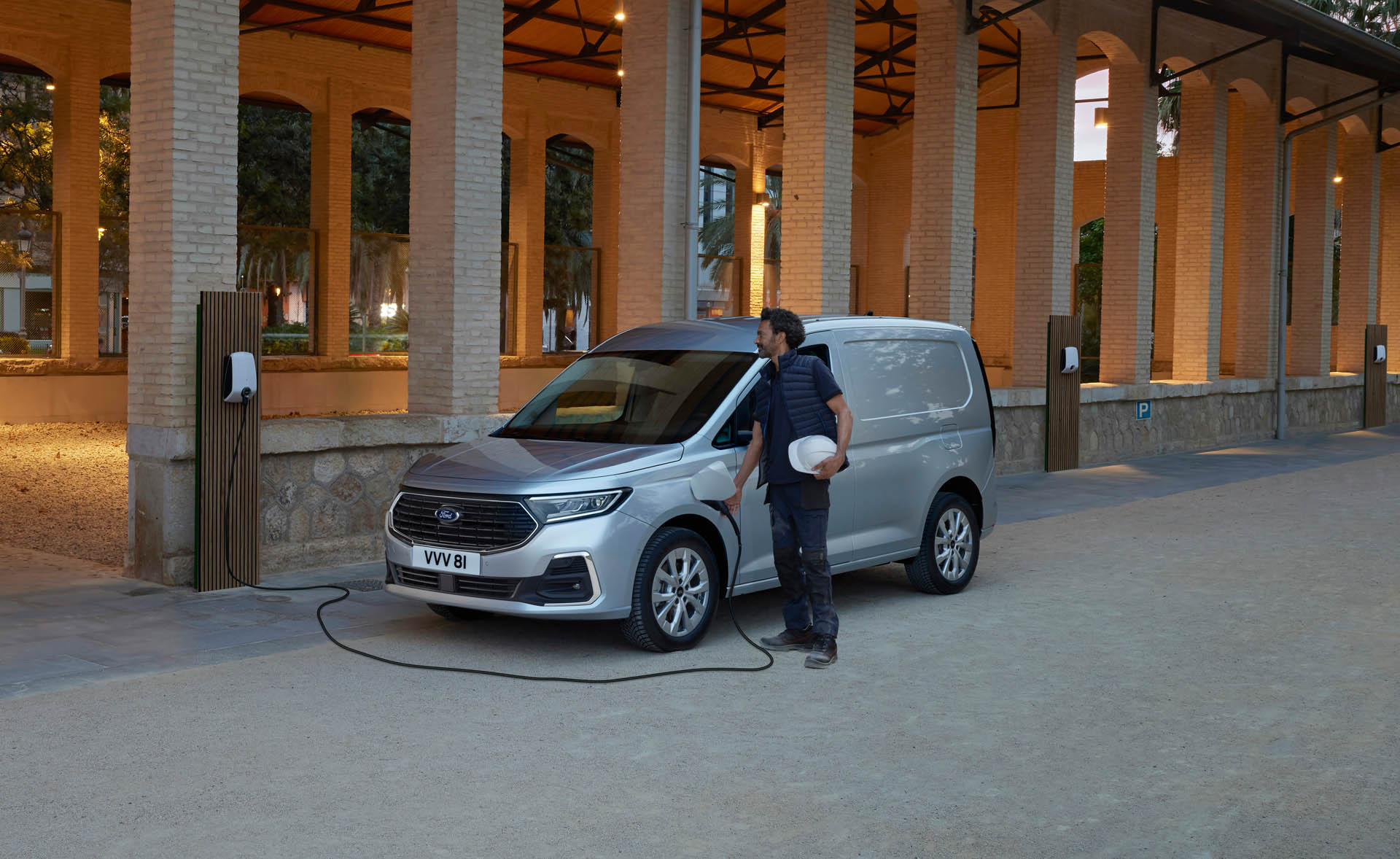 TRANSIT CONNECT PHEV SWB EXTERIOR 01