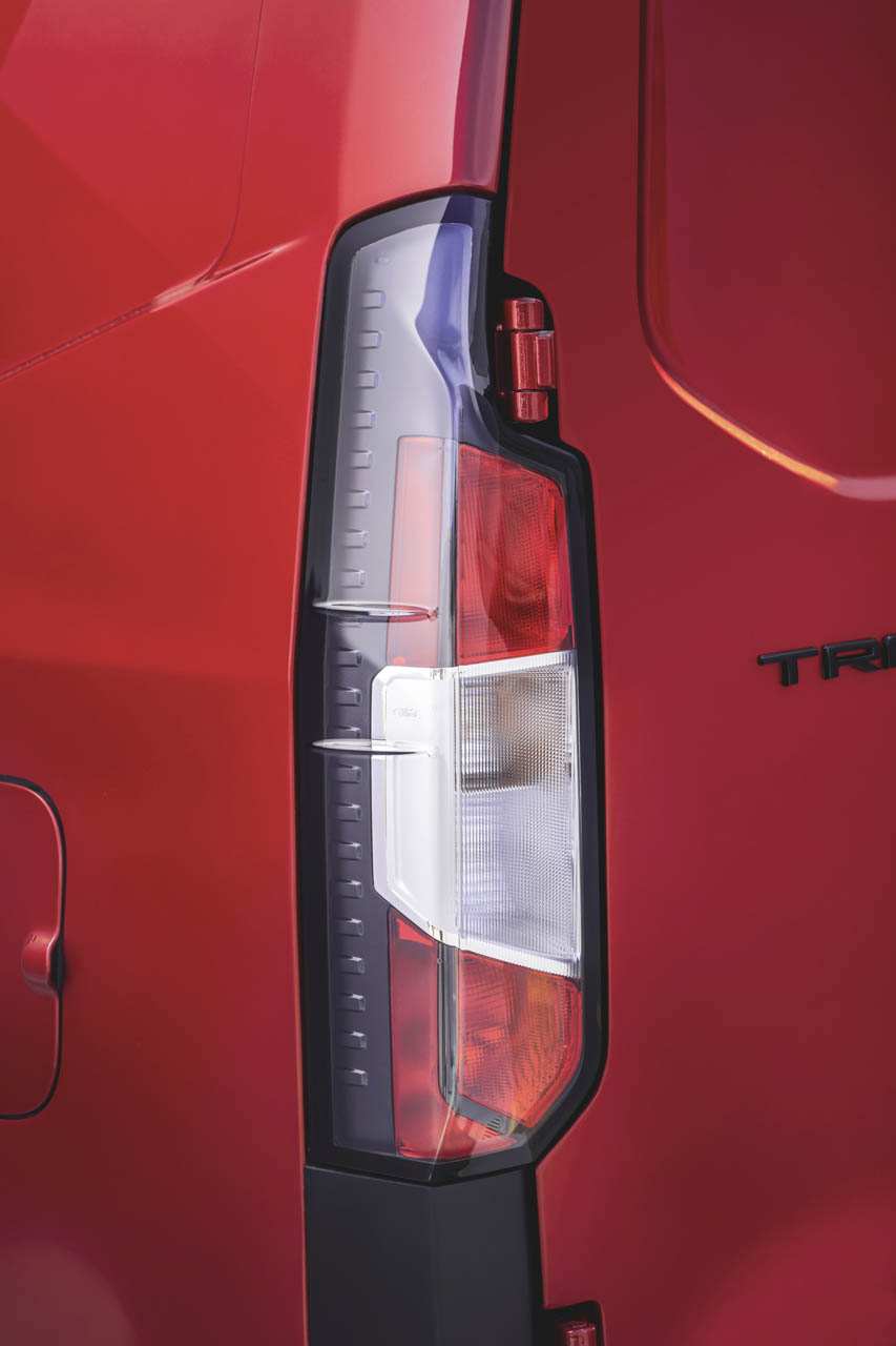 FORD TRANSIT COURIER 2023 01