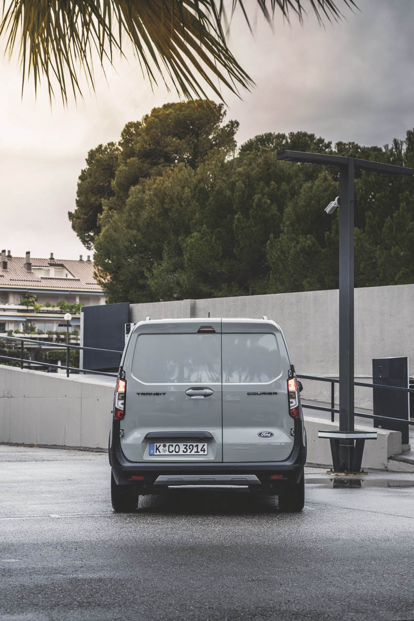 Ford Transit Courier 2024 03