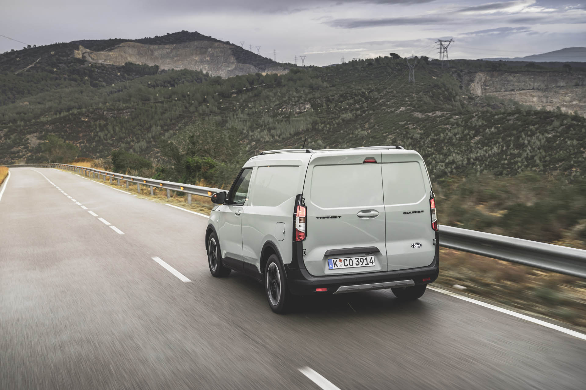 Ford Transit Courier 2024 08