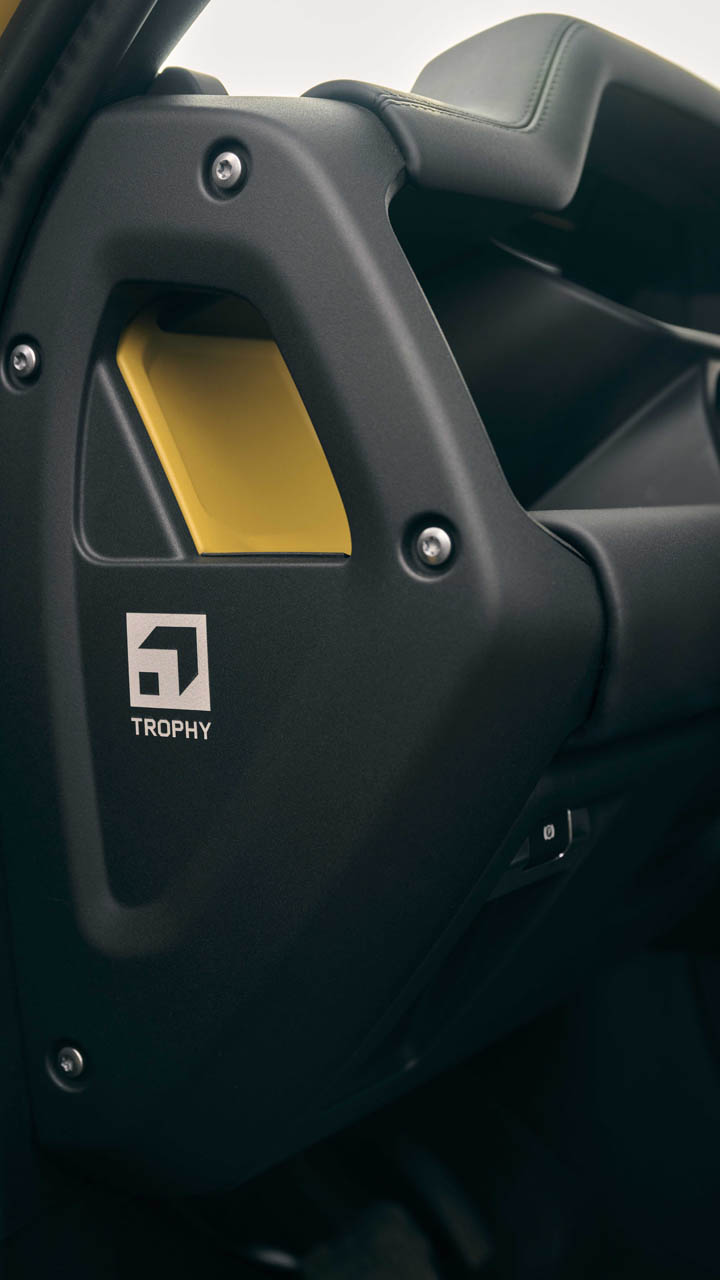DEF 26MY TROPHY EDITION YELLOW 190625 14b