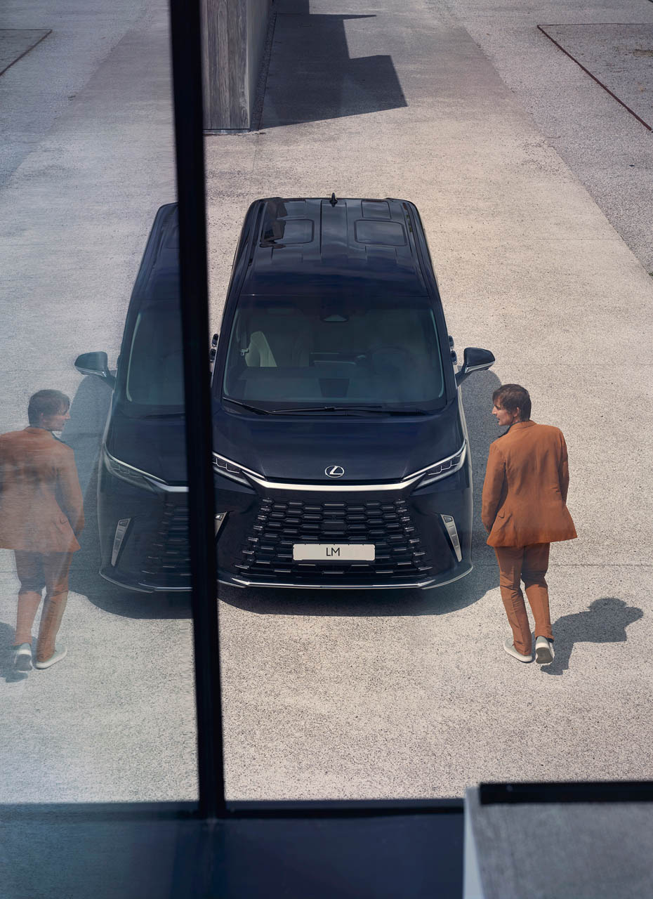 Lexus LM 103