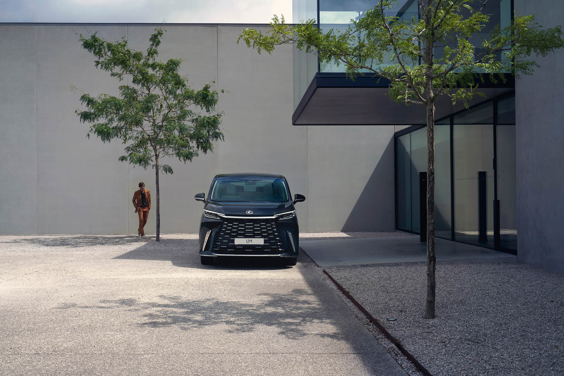 Lexus LM 107