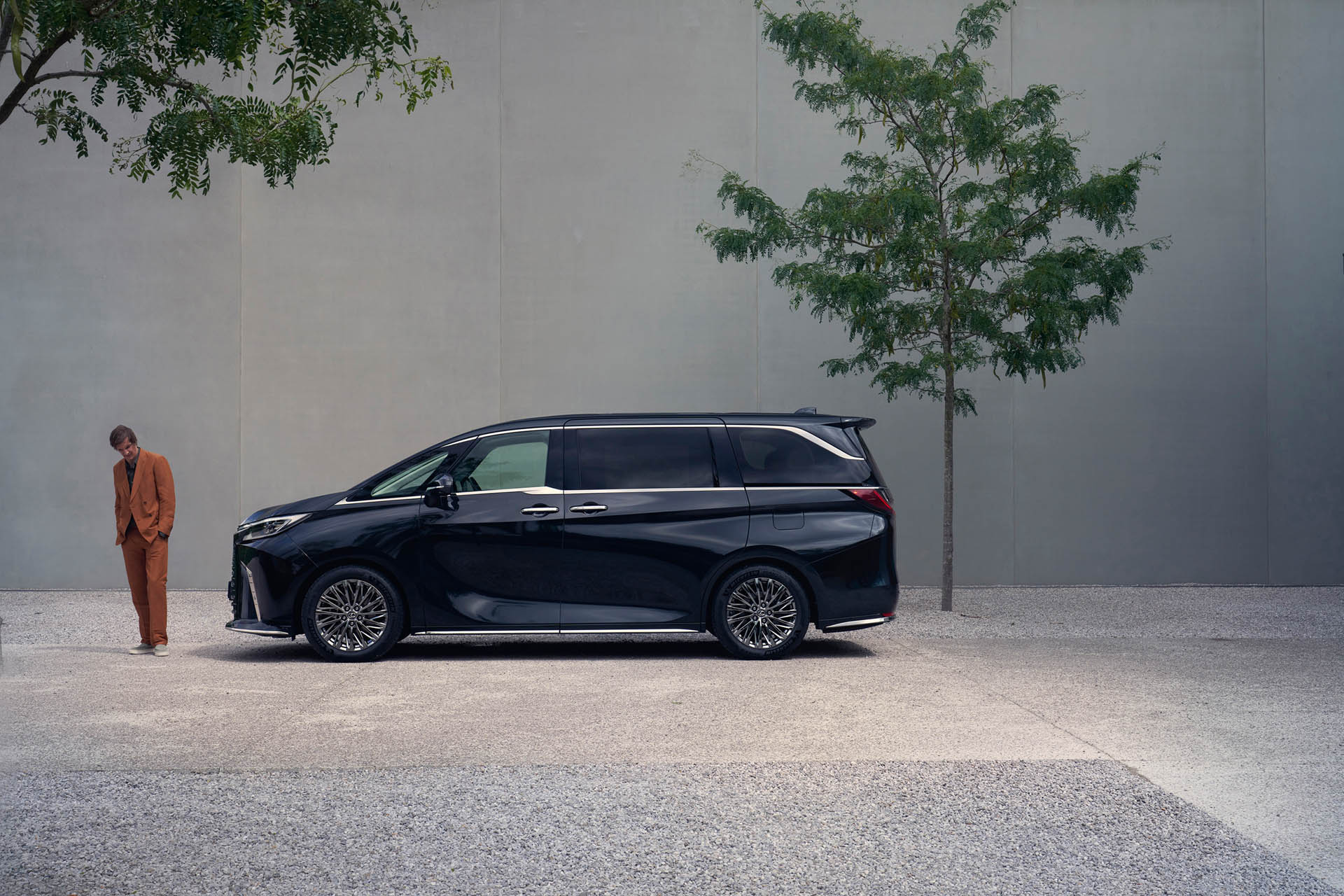 Lexus LM 111