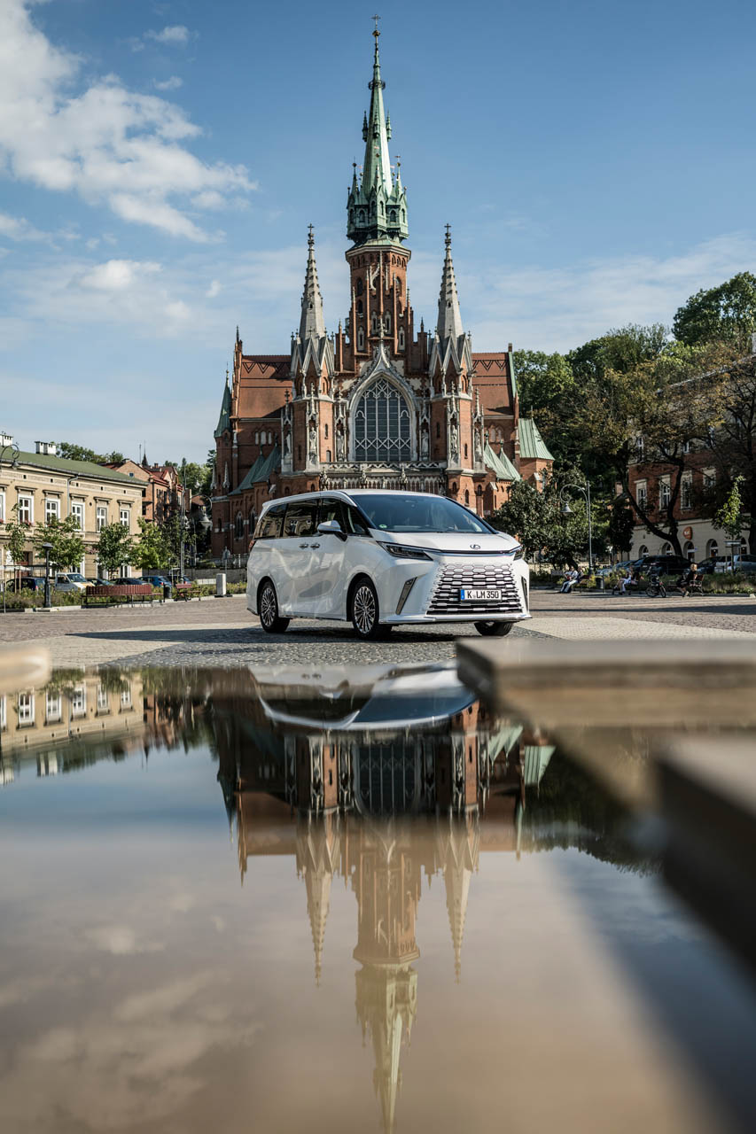 Lexus LM 21