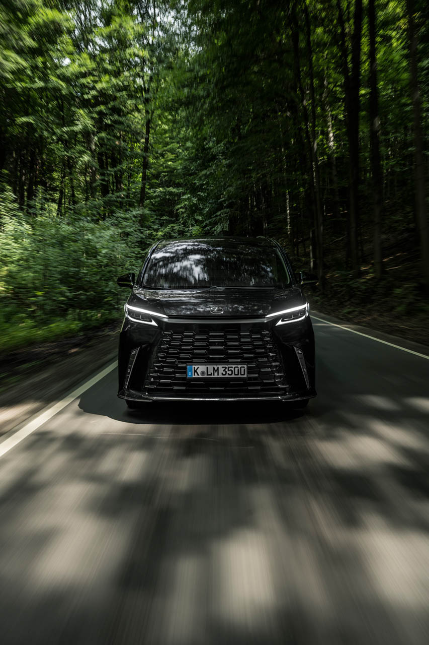 Lexus LM 41