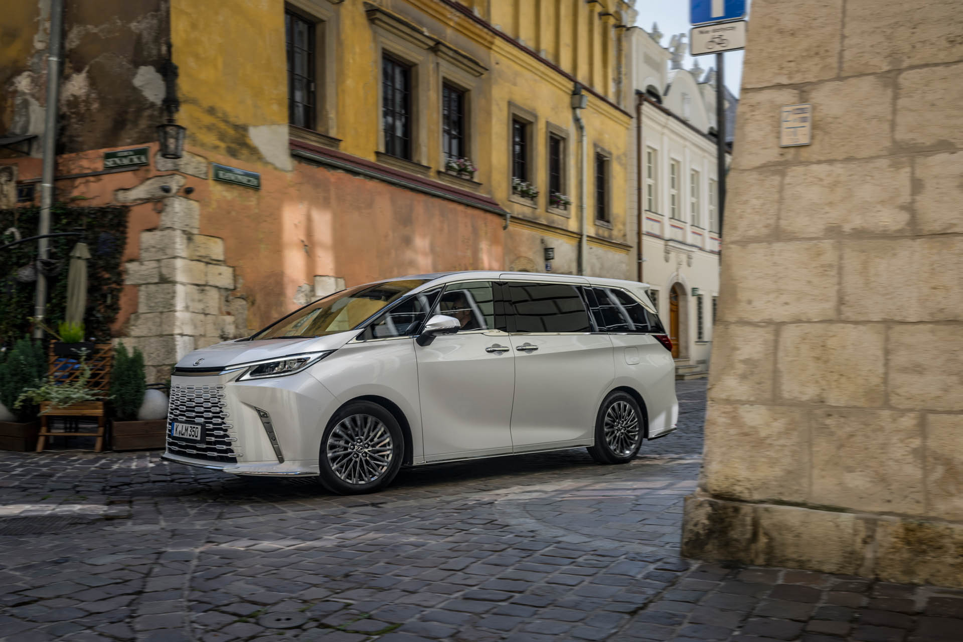 Lexus LM 78