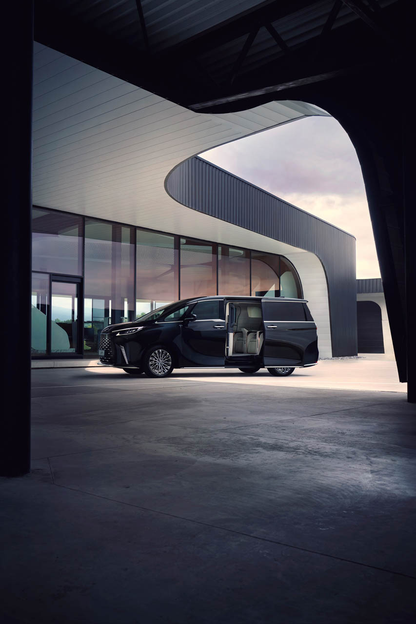 Lexus LM 85