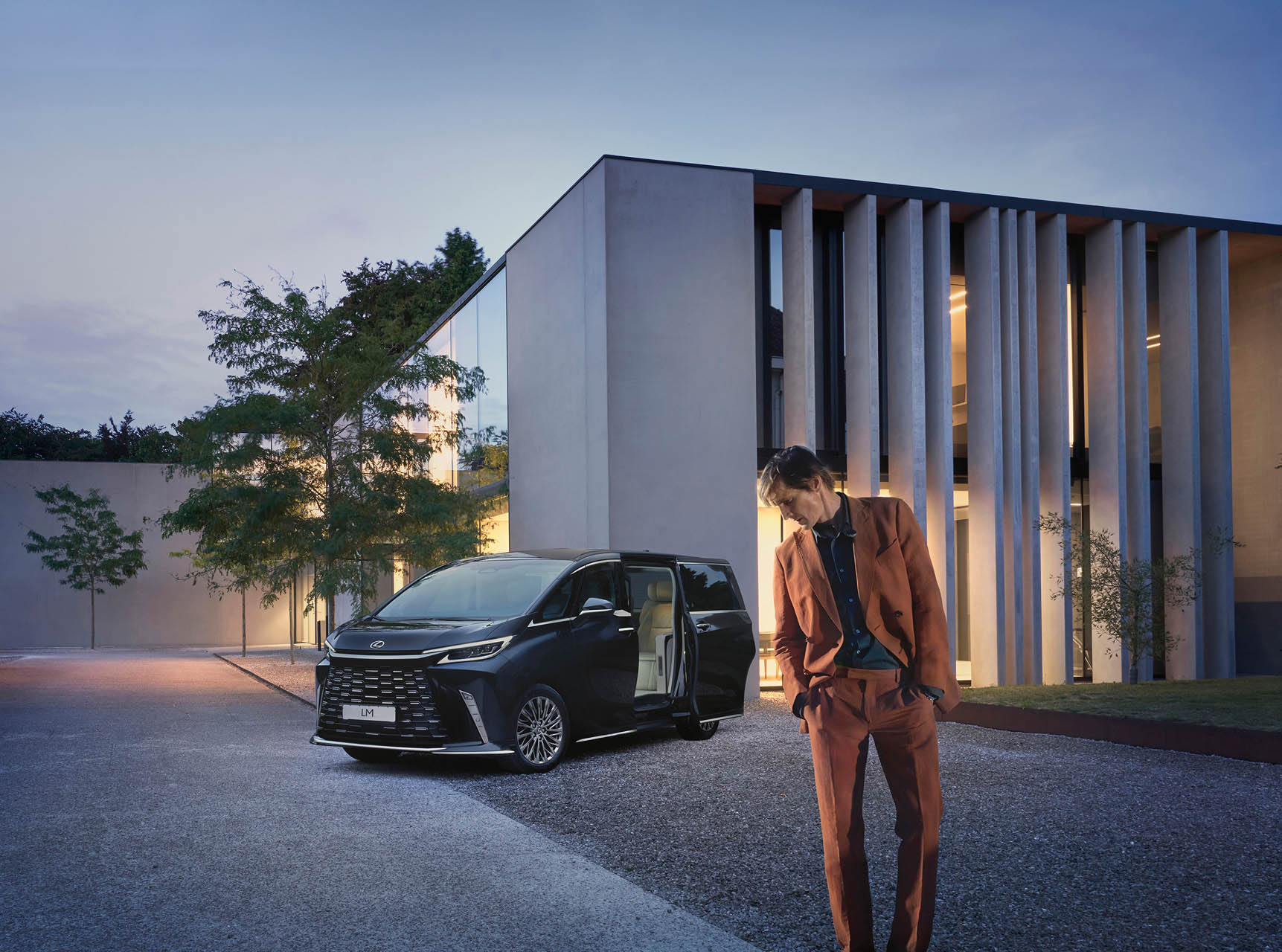 Lexus LM 97