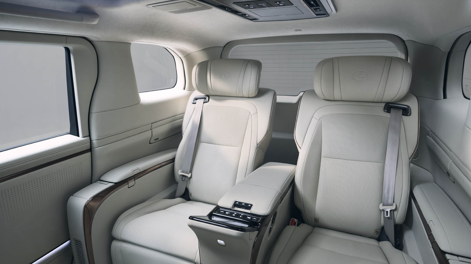 Lexus LM 19