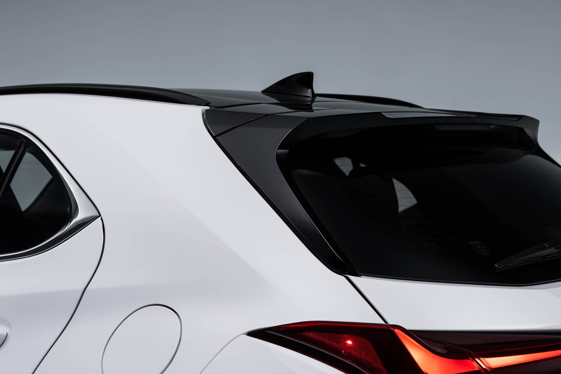 Lexus UXh 2025 02