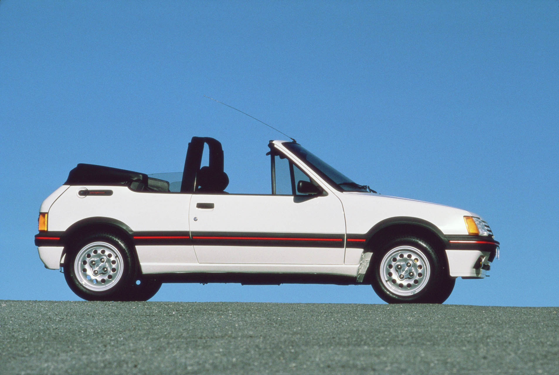 Peugeot205cabrio02