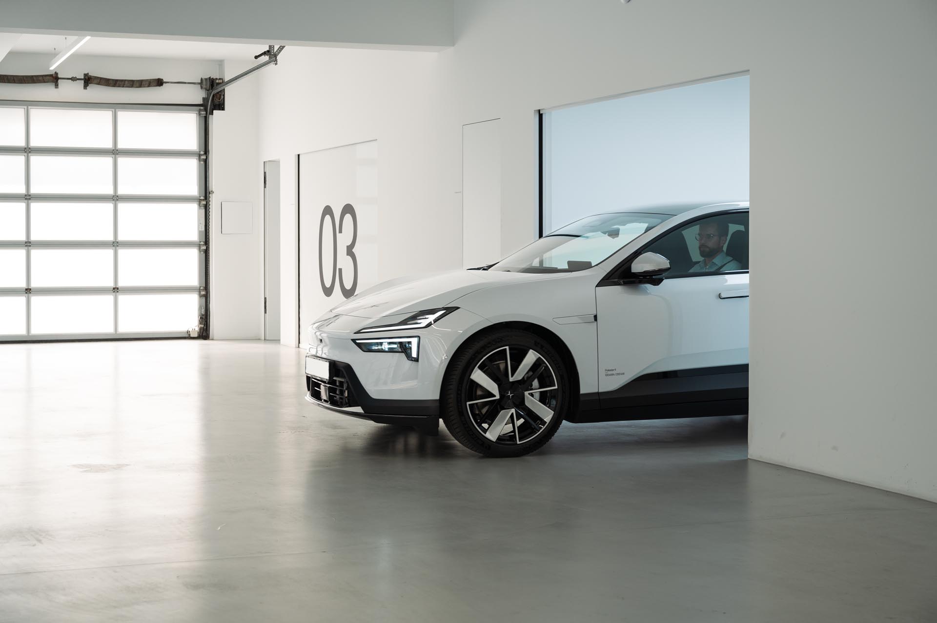 Polestar 4 SUV coup13
