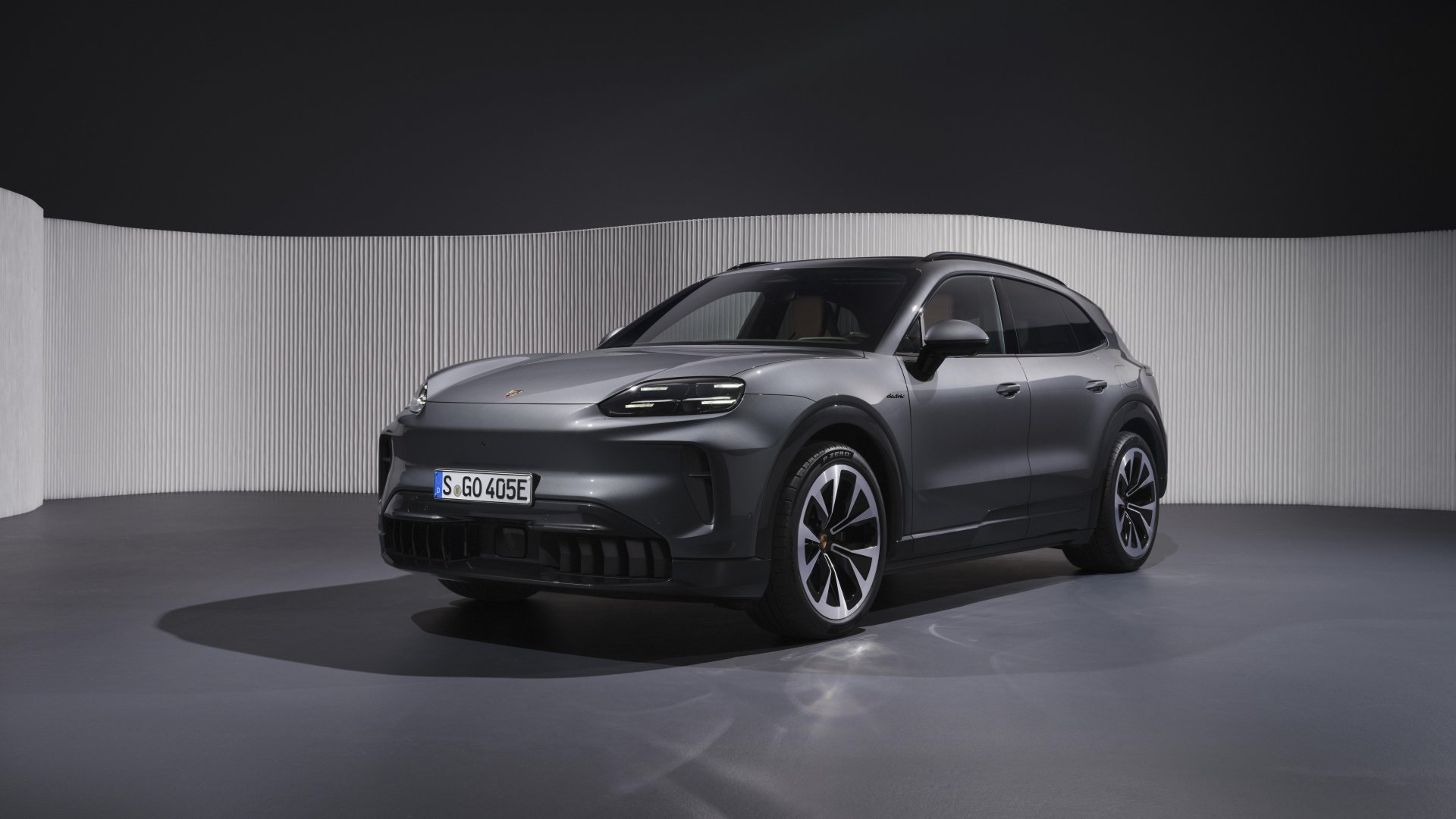porsche cayenne electric 34