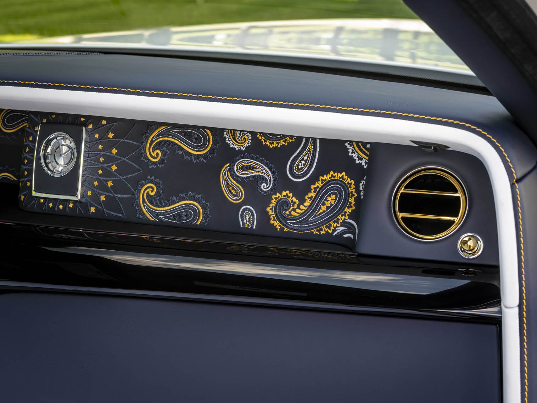 rolllsroycepphantompaisleygallery01