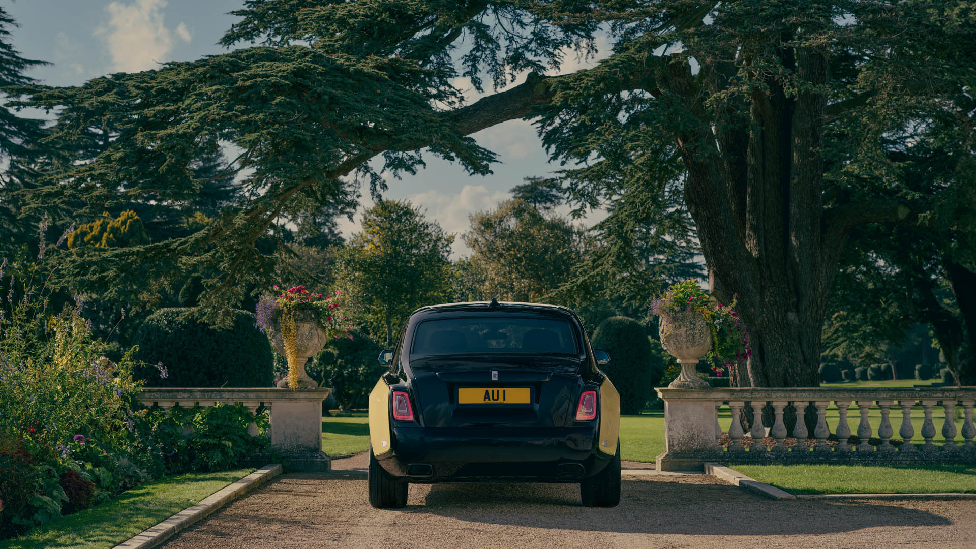 rolls-royce phantom goldfinger 25