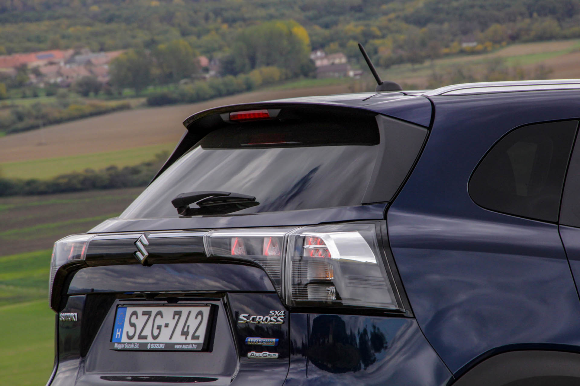 suzukisxscrossmhev2022o