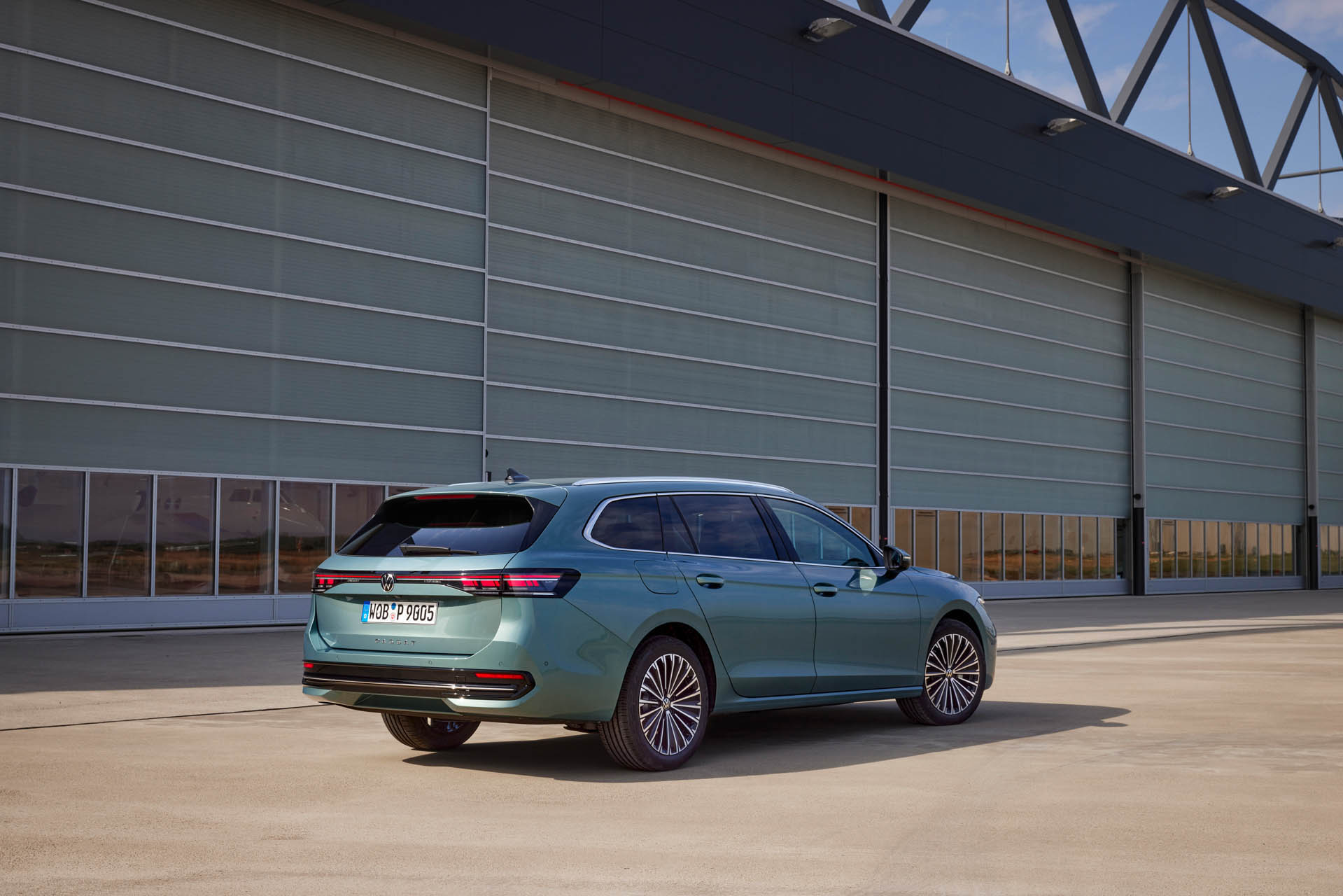 Volkswagen Passat Variant 2023 01