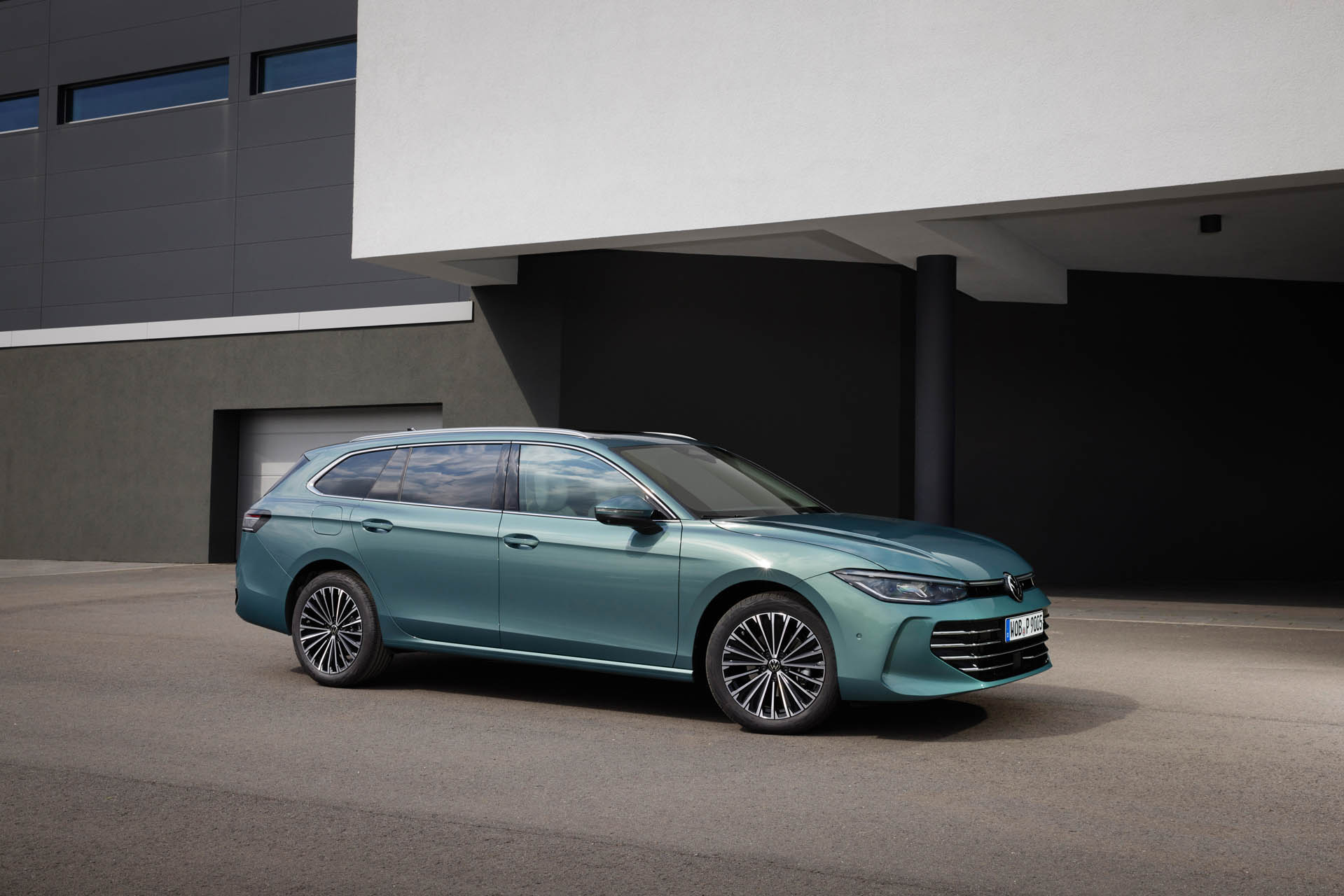 Volkswagen Passat Variant 2023 02