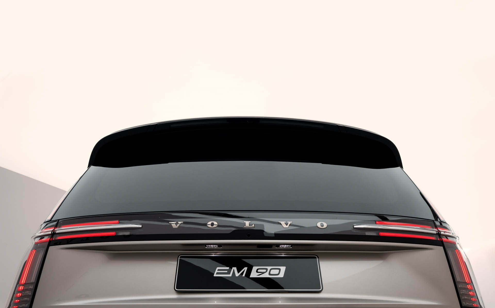Volvo EM90 15