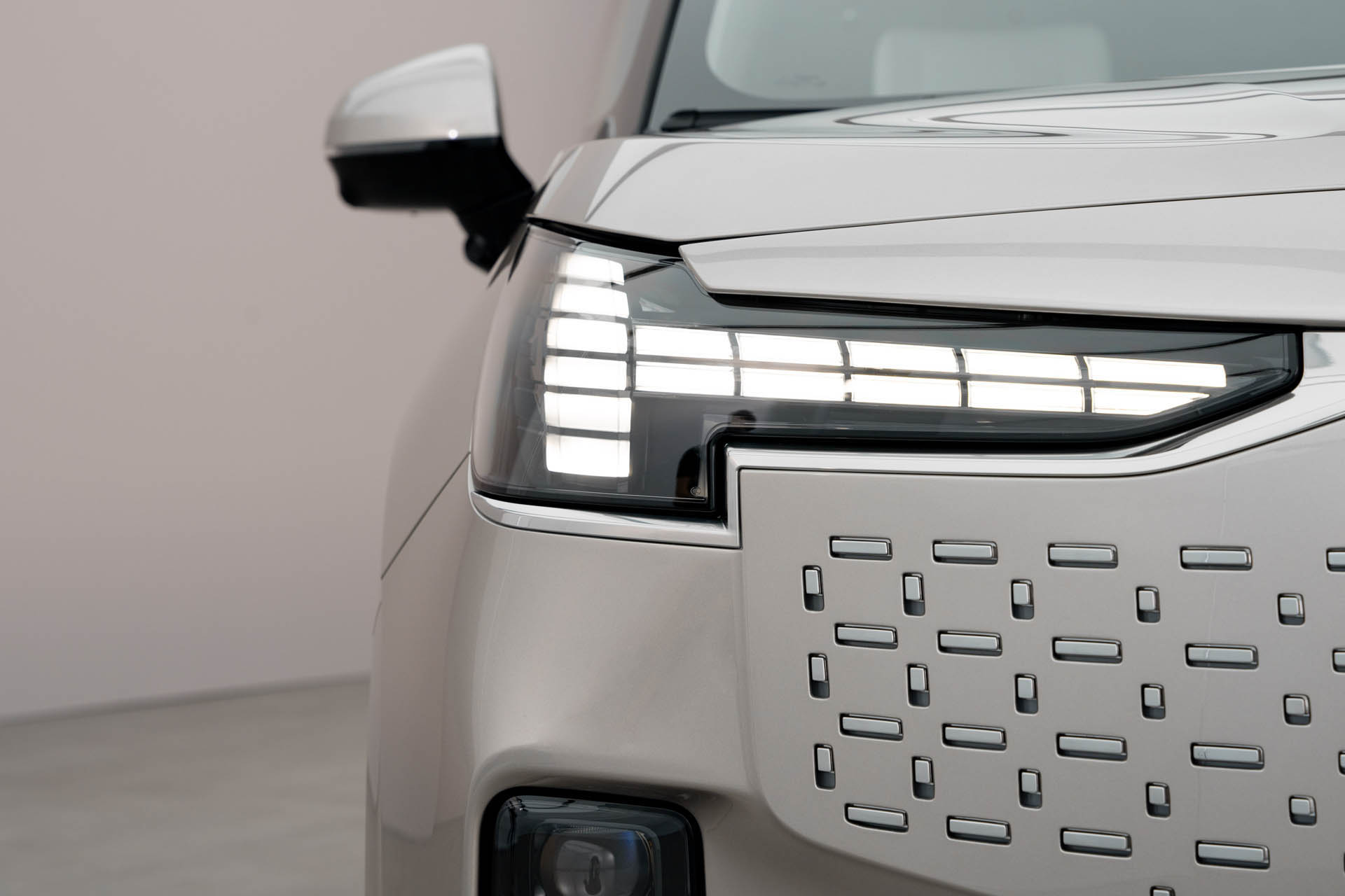Volvo EM90 17