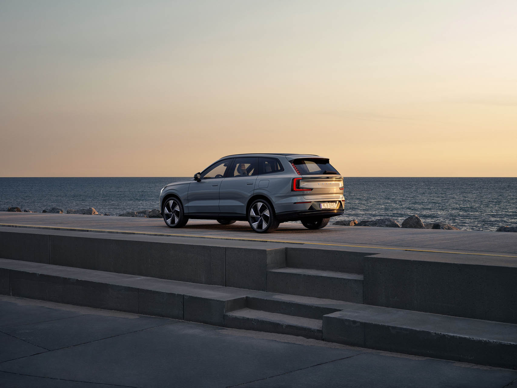 Volvo EX90 02