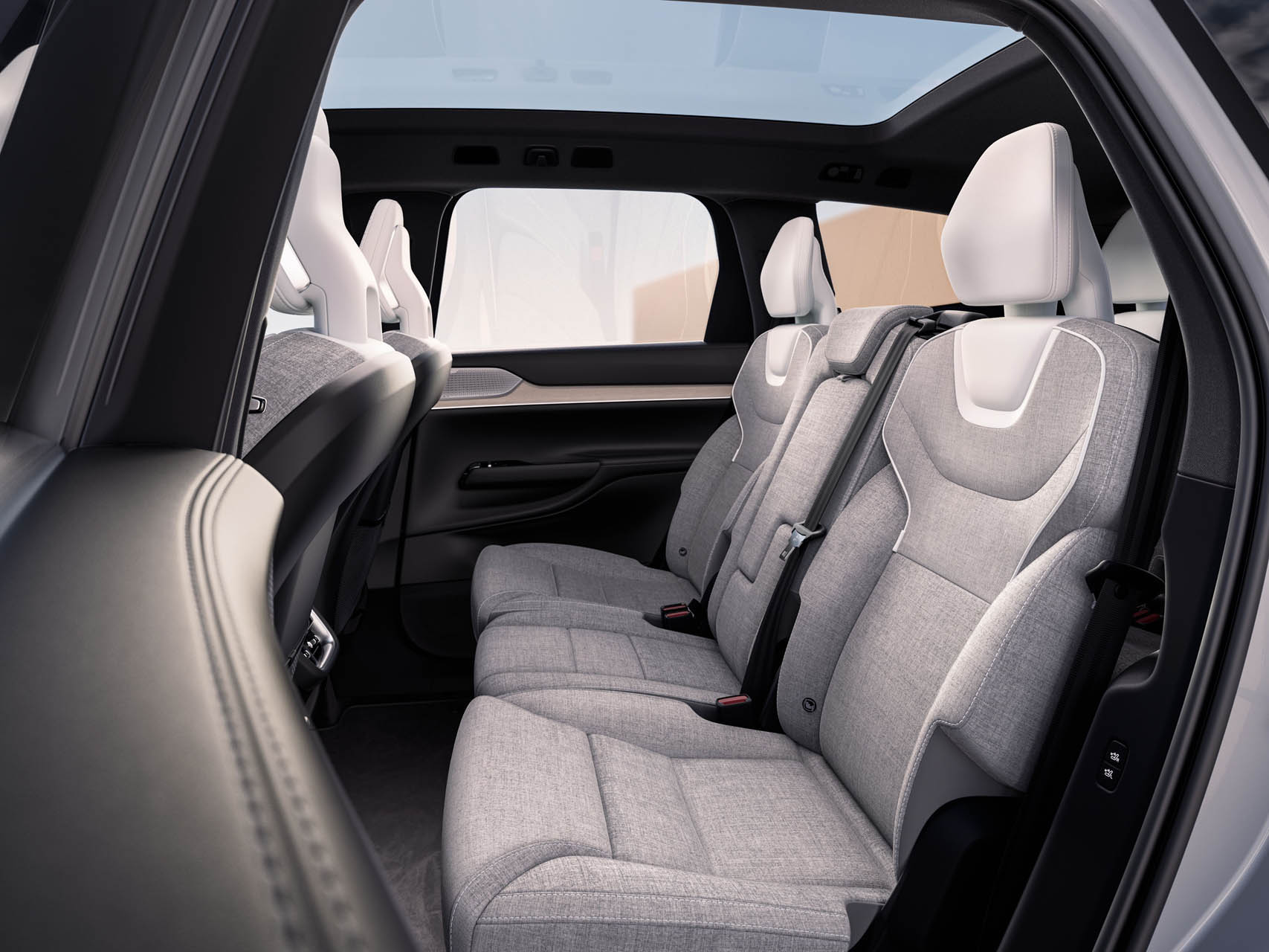 Volvo EX90 36